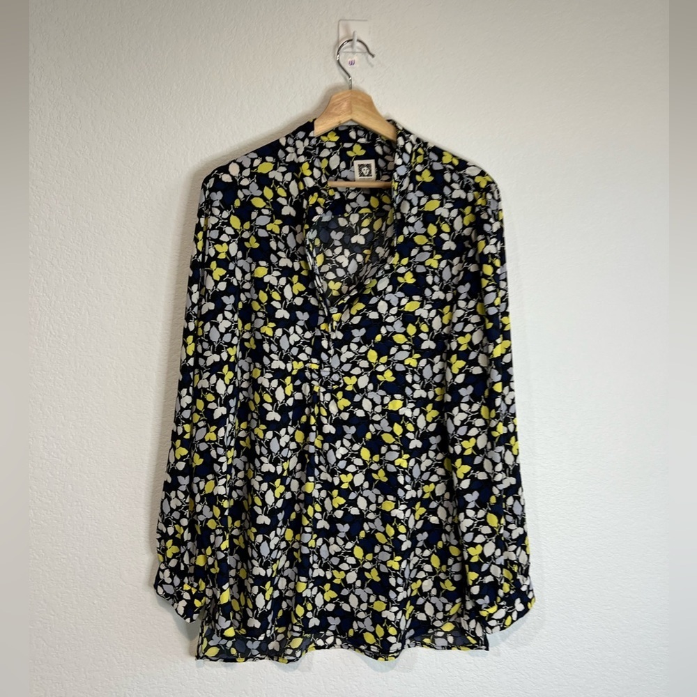 Anne Klein women long sleeve button up blouse with a leaf pattern XL‎ spring